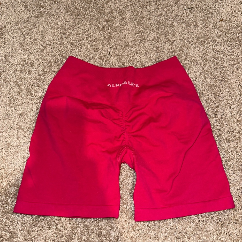 Alphalete Amplify Shorts 4.5 - Hot Pink.
